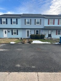 Building Photo - Beautifully Updated 3 Bedroom 1.5 Bath Tow...