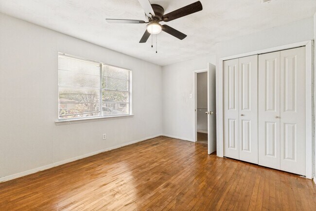 Building Photo - 4-Bed Home with Renovated Kitchen & Baths – Plenty of Space!