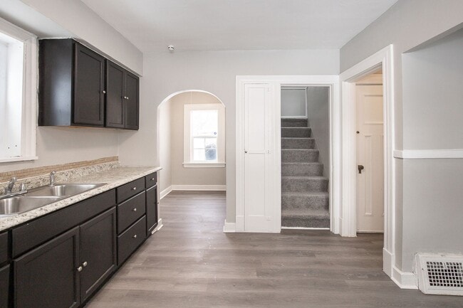 Building Photo - NEWLY RENOVATED! - 3 BED, 1.5 BATH BEAUTIFUL SINGLE- FAMILY HOME.