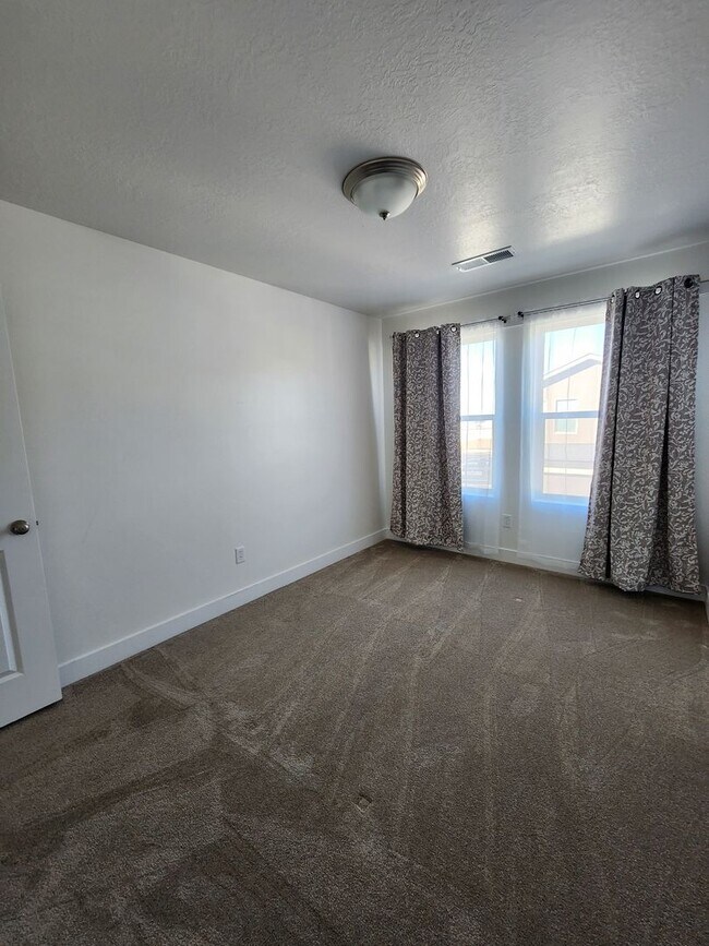 Building Photo - Beautiful Modern Townhome with Spacious La...