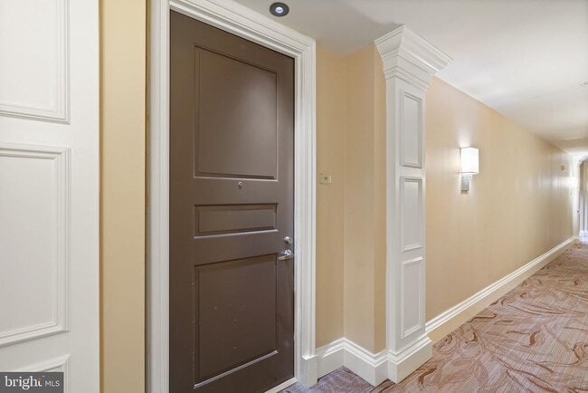 Building Photo - 8220 Crestwood Heights Dr