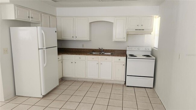 Building Photo - 565 3rd Ave