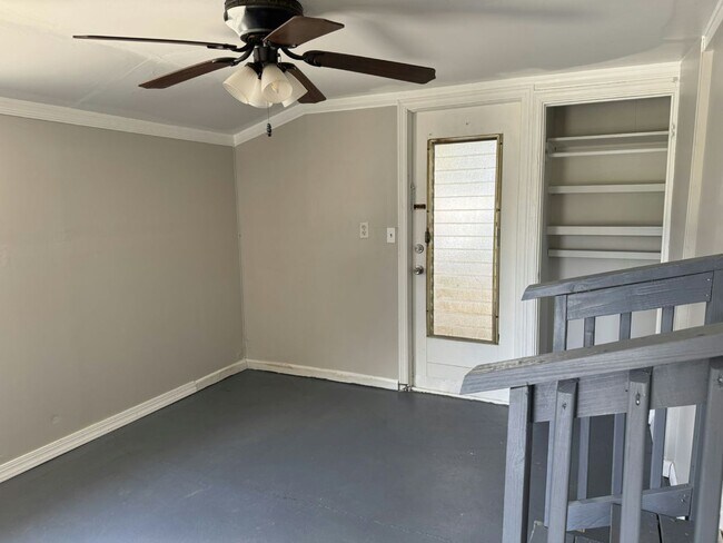 Building Photo - 14 Circle Dr