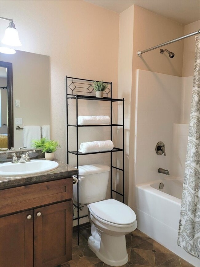 Building Photo - 2 Bedroom Townhome in Beautiful Poulsbo Place