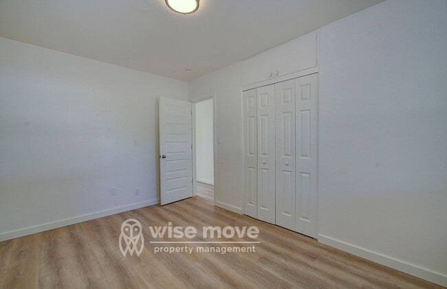 Building Photo - 2 Bedroom Home with Garage- Corner Lot!