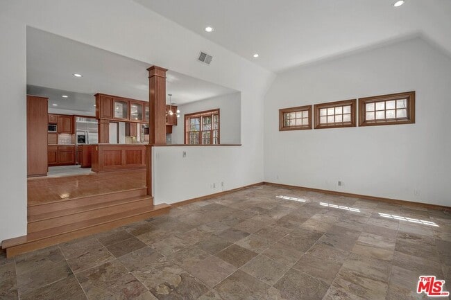 Building Photo - 424 12th St