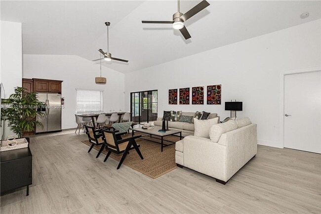 Building Photo - 216 SE 9th St