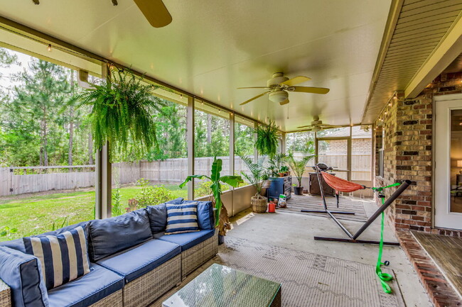 Building Photo - 5 Bed House convenient to Navarre and Hurl...