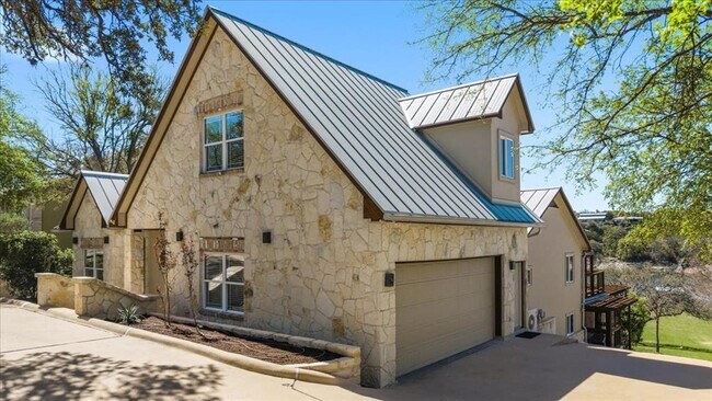 Building Photo - 25207 Lakeview Dr