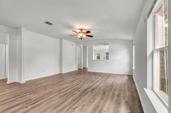 Building Photo - 609 Golden Gate Dr