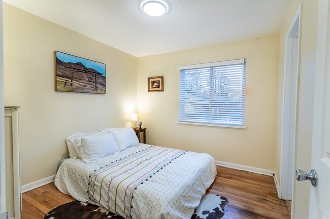 Building Photo - Spacious Updated Unit of Quadplex Availabl...