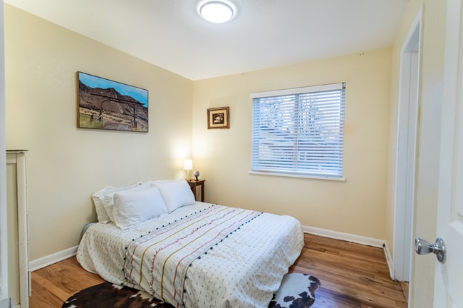 Building Photo - Spacious Updated Unit of Quadplex Available in Park Hill