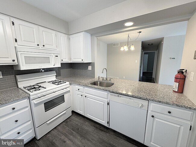 Building Photo - 560 Shetland Ct