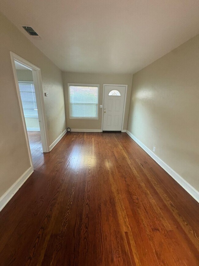 Building Photo - Fully Renovated 3 bed, 2 bath Home