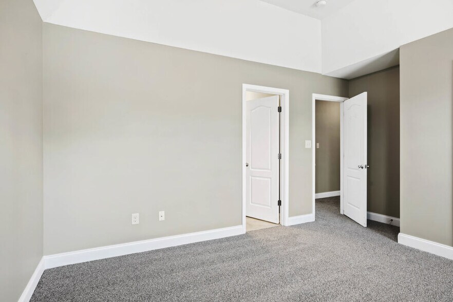 Building Photo - 121 Feathers Ln