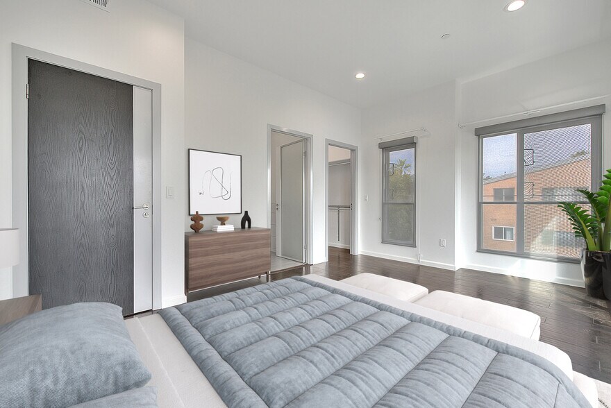 Building Photo - 1952 N Beachwood Dr