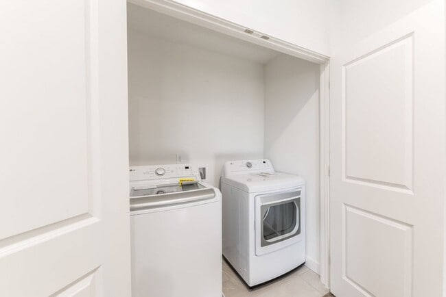 Building Photo - Gorgeous Townhome in Great Location!