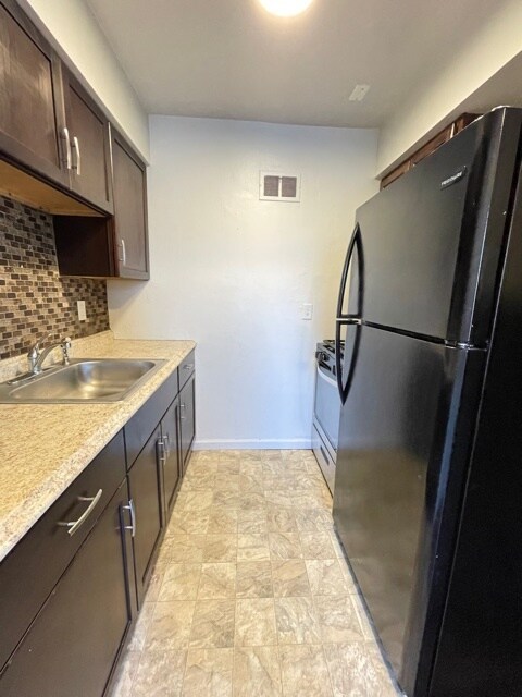 Primary Photo - 5601 Dewey Ave