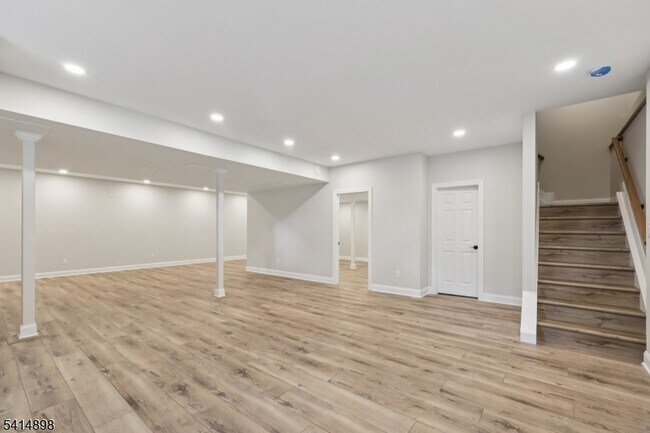 Building Photo - 5 Shores Rd