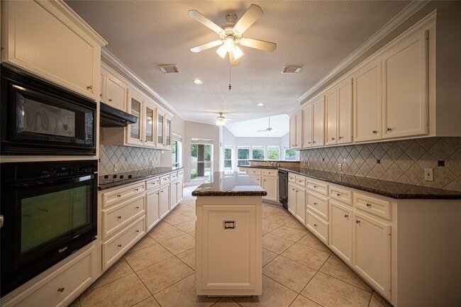 Building Photo - 4423 Lakeshore Forest Dr