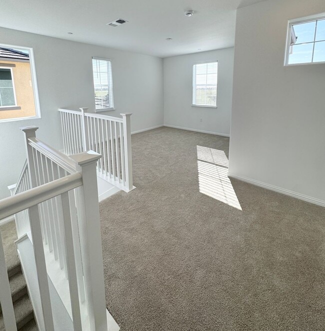 Building Photo - NEWER SOLAR HOME – 4 Bed / 3 Bath + Loft | 2,800 Sq Ft  SEE VIDEO
