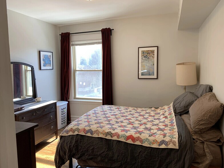 Building Photo - 4211 N Oakley Ave