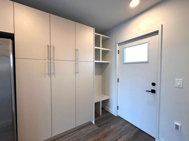 Building Photo - Modern Gated Community, Top Floor Unit with a large balcony, 2 Bedrooms 1.5 Baths Condo for Rent ...