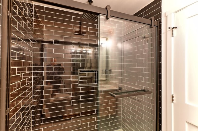 Building Photo - Everett Duplex