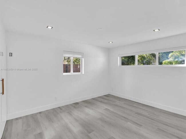 Building Photo - 2048 SW 37th Ave