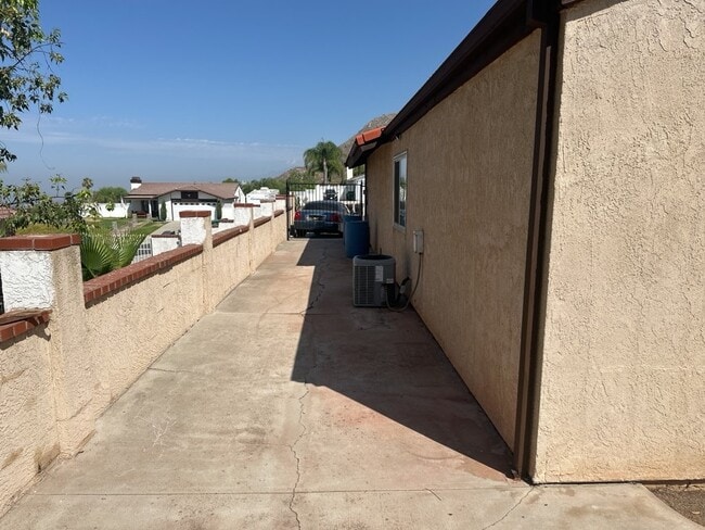 Building Photo - 2 Bedroom 1 Bath Home at the End of a Culd...