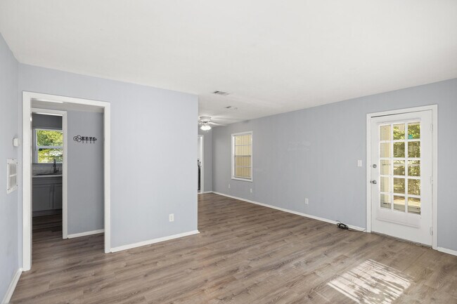 Building Photo - 354 Chicago Ave