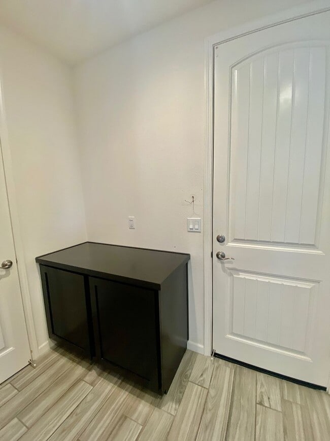 Building Photo - AVAILABLE BY 6/19/26. 4 BED, 2.5 BATHS, 1763 SQ FT STAINLESS STEEL APPLIANCES INCLUDED