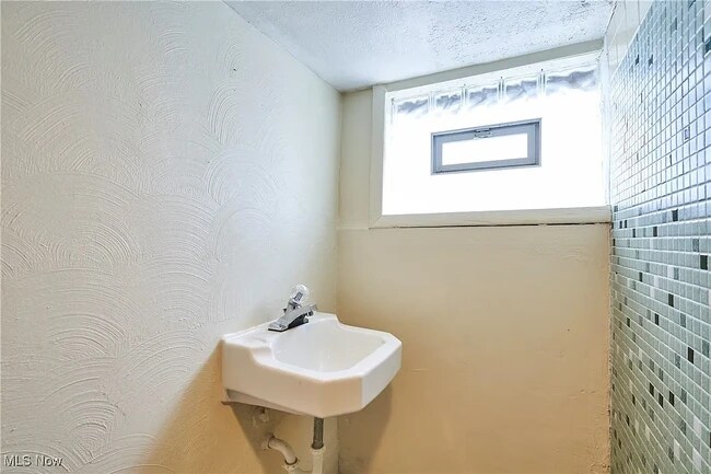 Building Photo - 8606 Vineyard Ave