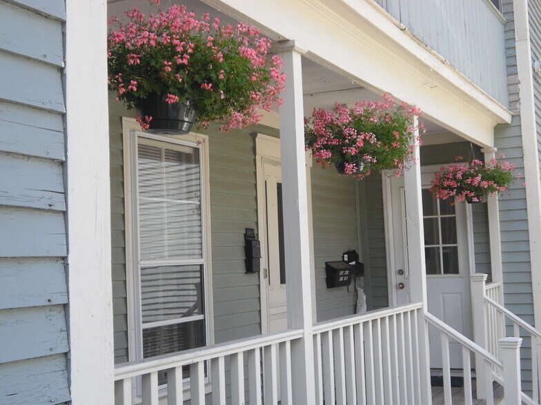 Building Photo - 484 Main St