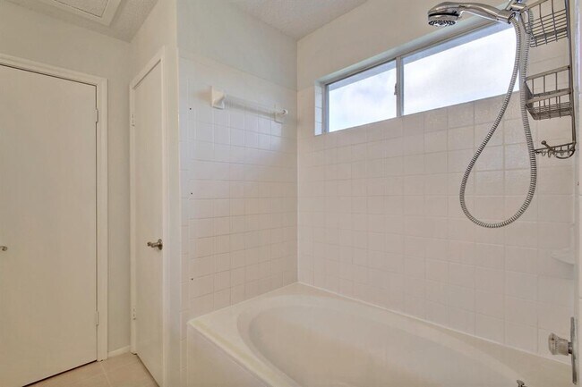 Building Photo - 1609 Lantern Light Dr