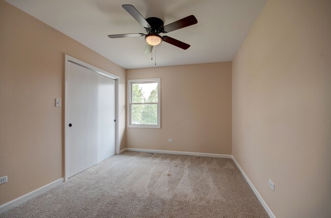 Building Photo - 3 bd 2 ba spacious home Joliet