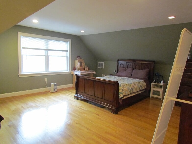 The room for rent - 104 Howard Street, #1