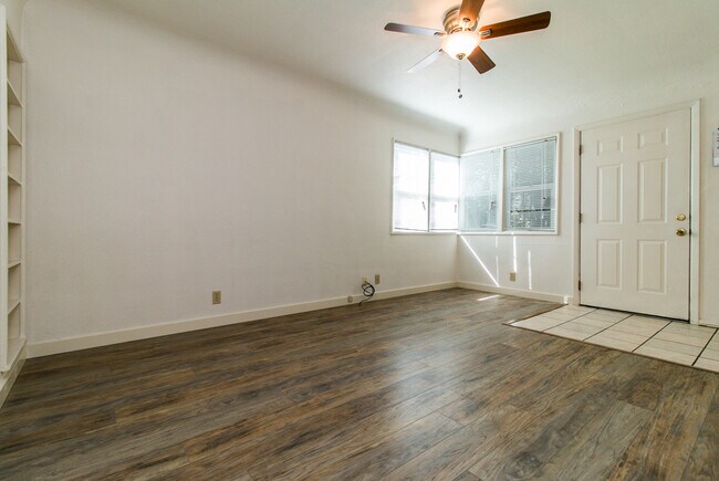 Building Photo - 121WDst