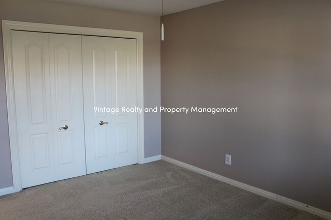 Building Photo - Top Of The Line Big 2/3 Bedroom Single Story Home Ready to Go!!!