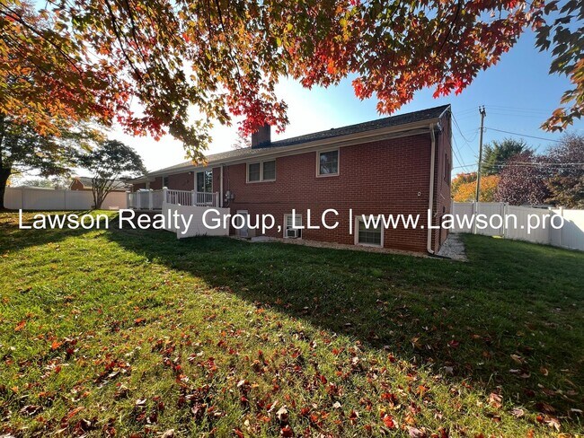 Building Photo - Very Nice & Spacious Home in Hidden Valley Neighborhood - Pet Friendly!