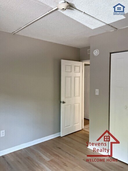 Building Photo - 915 S Seminole Dr