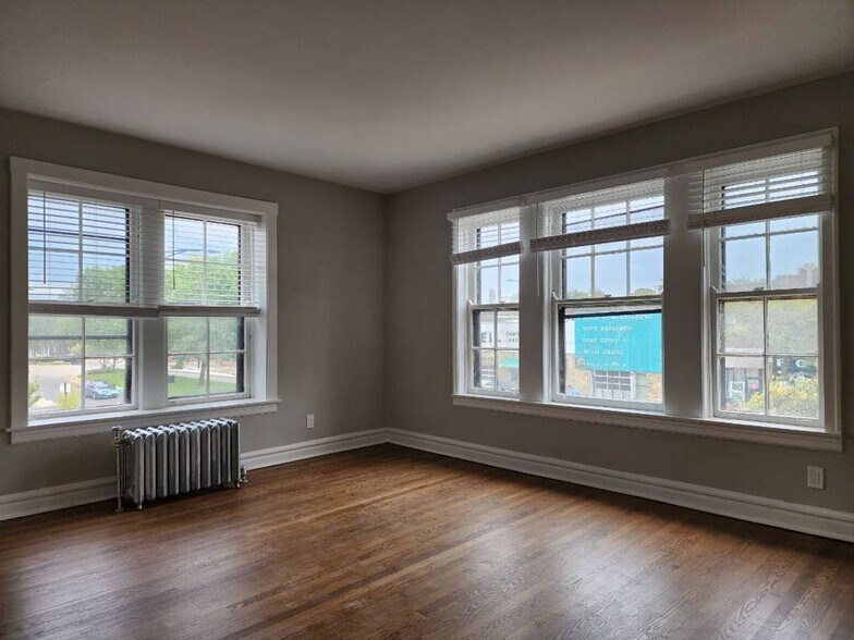 Building Photo - 1601 W Thome Ave