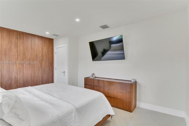 Building Photo - 241 W 48th St