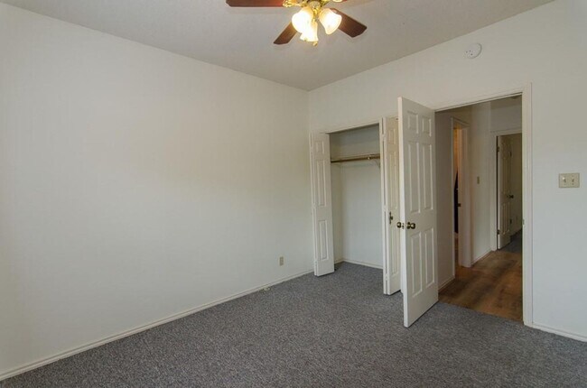 Building Photo - Quaint townhouse style condominium in Hyde...