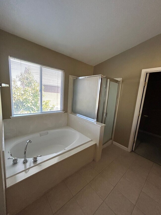 Building Photo - 3 Bedroom 2.5 Bathroom Townhouse