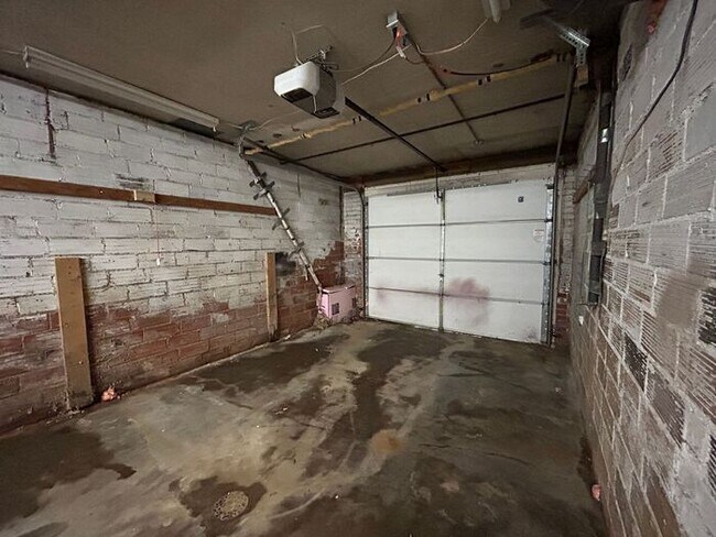 Building Photo - $1,800 | 3 Bedroom, 2 Bathroom Multi Floor...