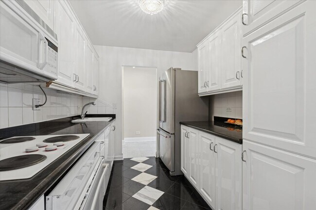 Building Photo - 110 E Delaware Pl