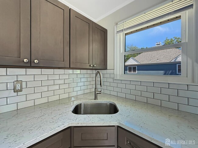 Building Photo - 19 Van Buren Ave