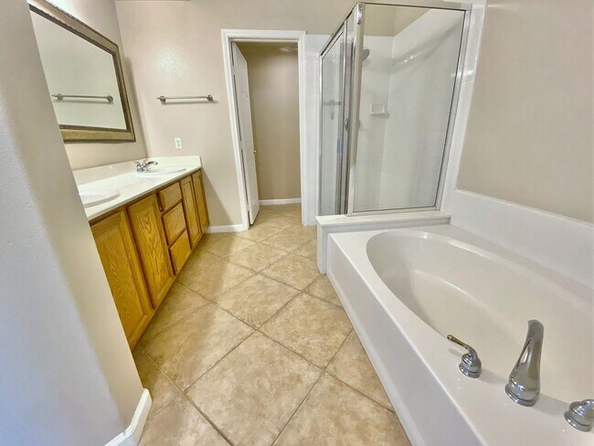 Building Photo - Gorgeous Summerlin 2 Bedroom, 2 Bathroom C...