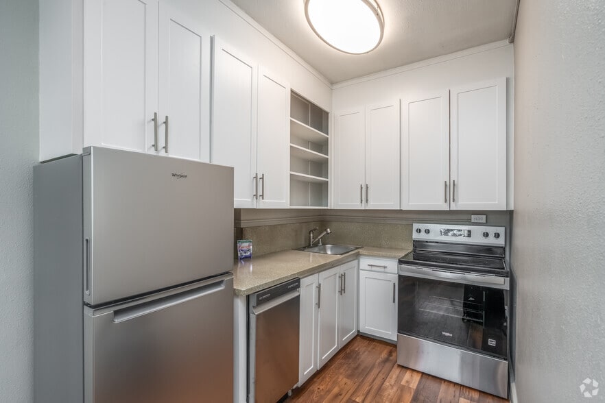 1BR, 1BA - 550SF - Kitchen - Cornelius Apartments